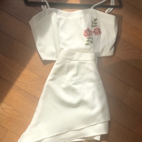 Two piece short set with embroidered flowers - Picture 3 of 4